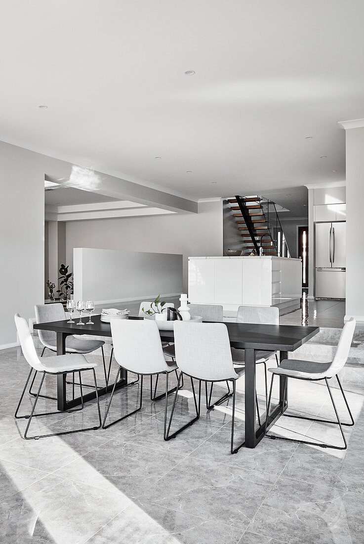 Moderner minimalistischer offener Wohnraum in Grautönen
