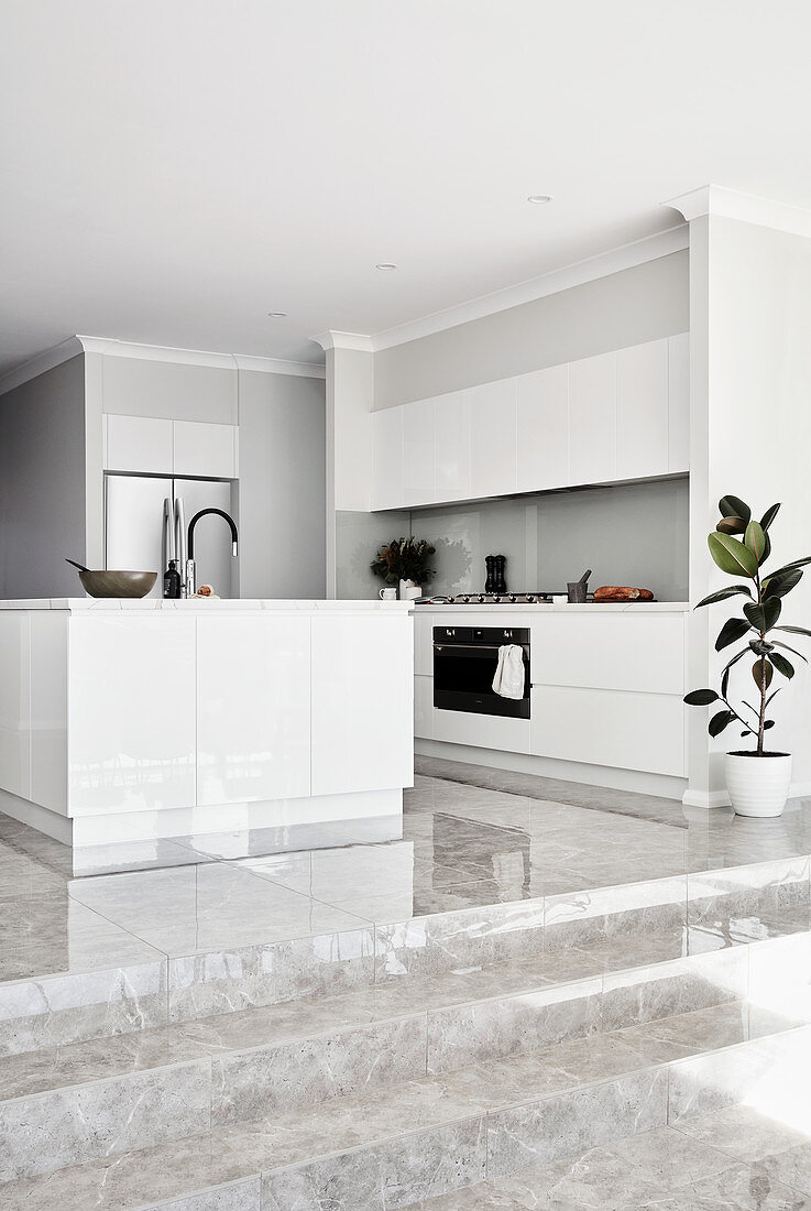 Stufen zur modernen minimalistischen offenen Küche in Weiß