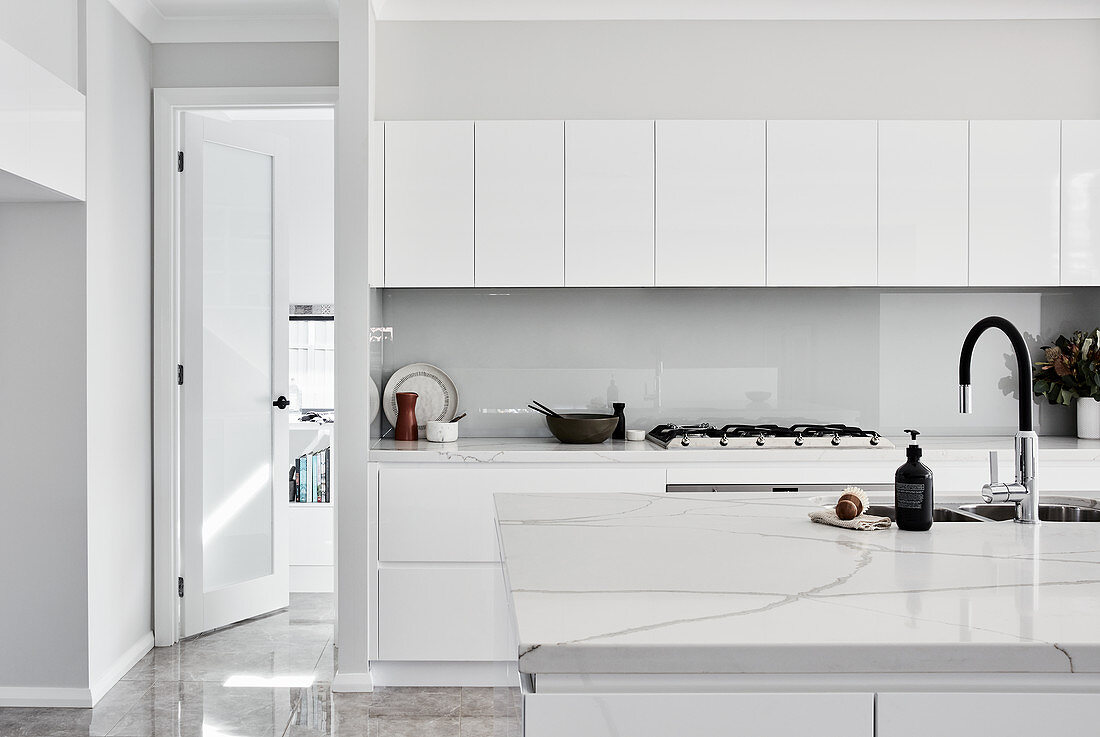 Moderne minimalistische Küche in Weiß mit Hochglanzfronten