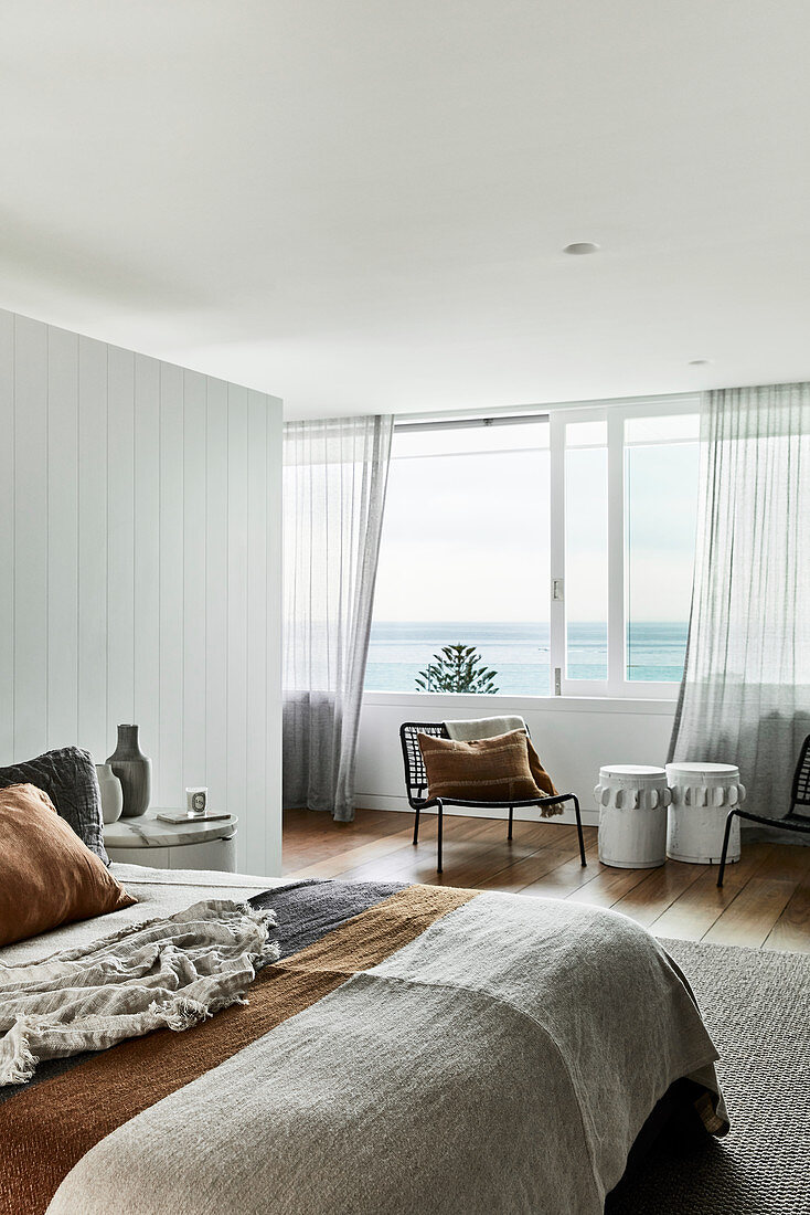 Naturtöne im Schlafzimmer im Boho-Stil mit Panoramafenstern