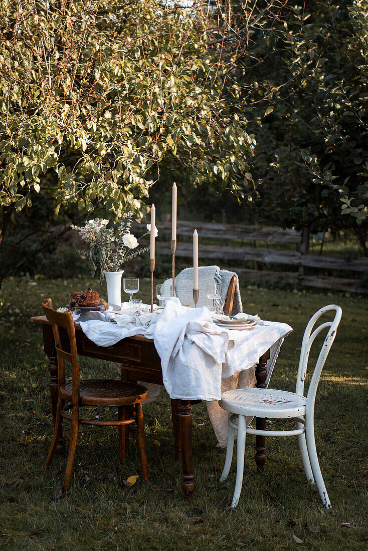 Festlich gedeckter Tisch im spätsommerlichen Garten