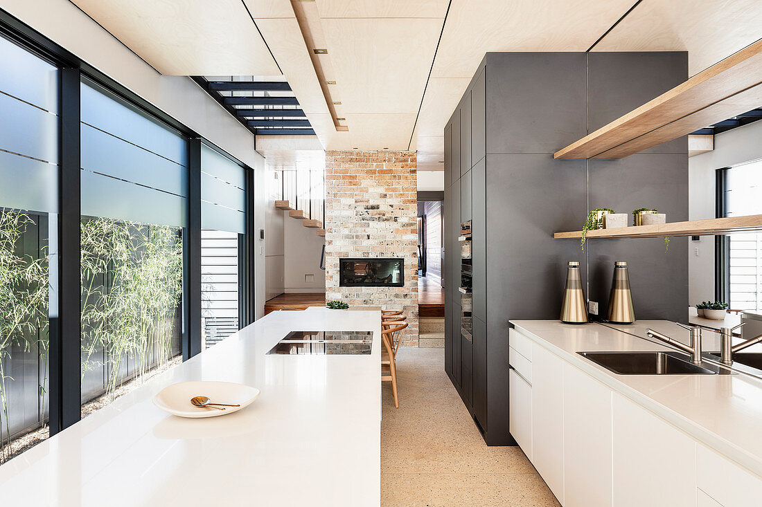 Moderne Küche im schmalen Architektenhaus mit Fensterfront