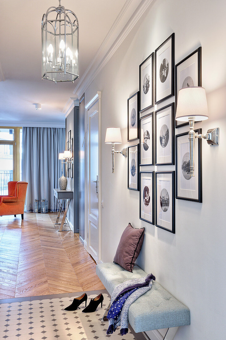 Bildergalerie über Polsterbank im Flur zum eleganten Apartment
