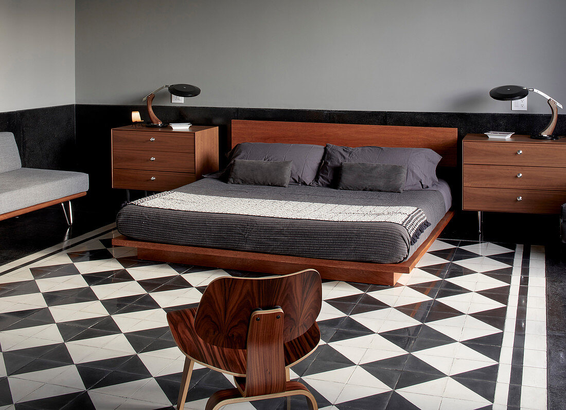 Mid Century Möbel im maskulinen Schlafzimmer mit Schachbrettboden