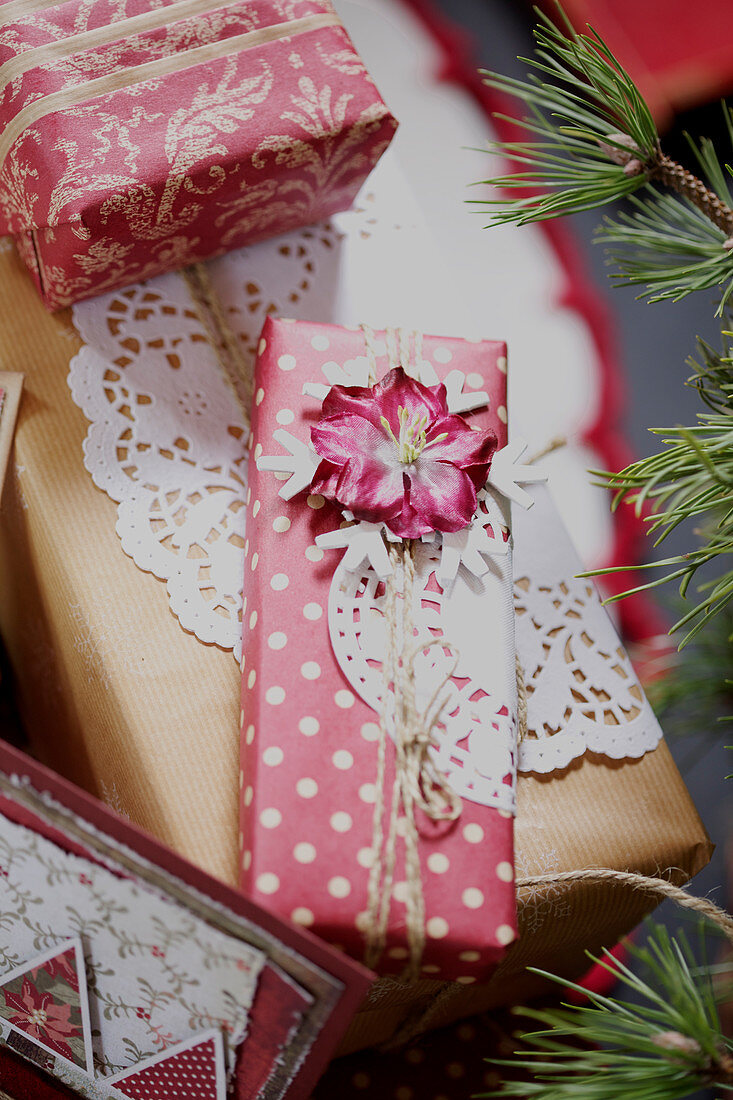 Weihnachtsverpackungen in Rot und Gold und mit Tortenpapier