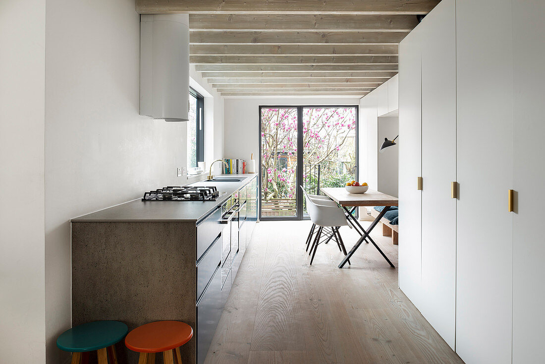 Moderne offene Küche mit Esstisch und Schrankwand