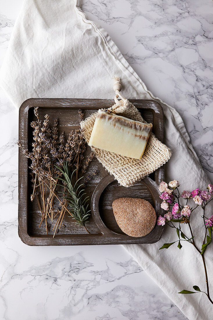 Natürliche handgemachte Seife aus Lavendelöl und Aronia-Pulver