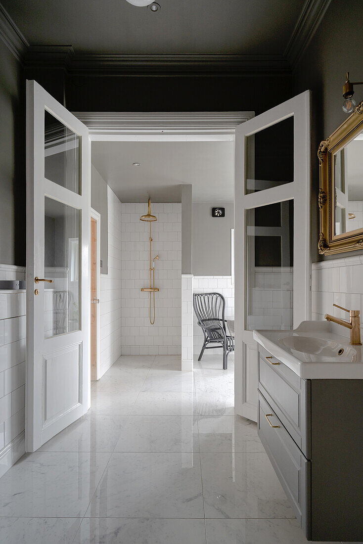 Doppeltür im luxuriösen Bad in Grau und Weiß mit Marmorfliesen