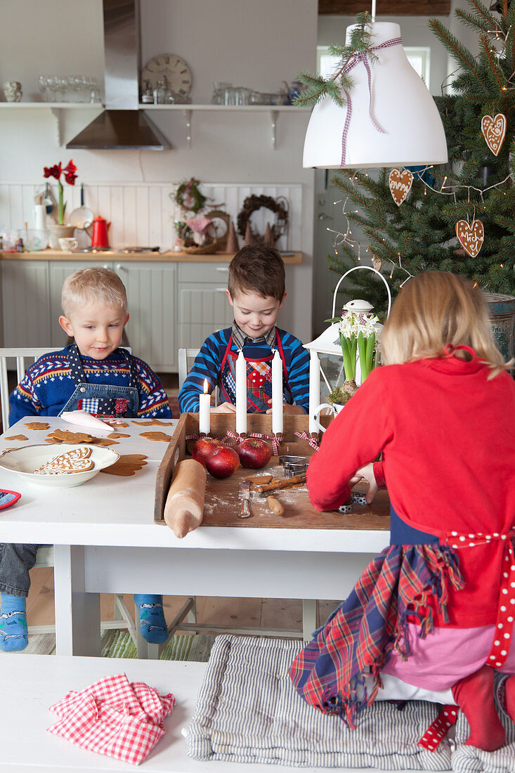 Drei Kindern beim Plätzchenbacken