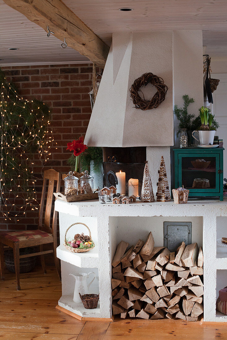 Weihnachtlich dekorierte ländliche Küche mit Holzlager
