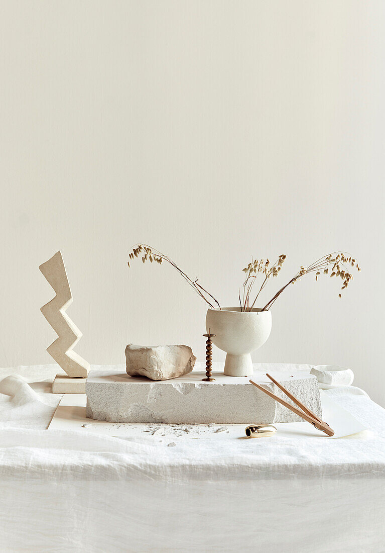 Französische Keramikskulptur, Kerzenhalter und kleine Vase auf dem Tisch