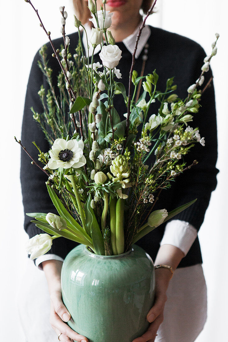 Frühlingsstrauß mit weißen Blüten: Tulpe, Anemone, Kätzchenweide, Waxflower, Hyazinthe, Milchstern, Prärieenzian und Kirschzweig