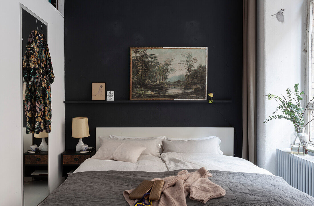 Landschaftsbild an schwarzer Wand im klassischen Schlafzimmer