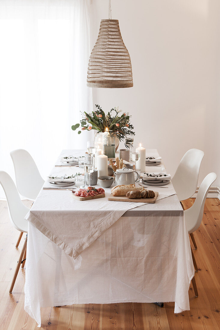 Sonntagsbrunch: Gedeckter Tisch mit weißer Tischdecke