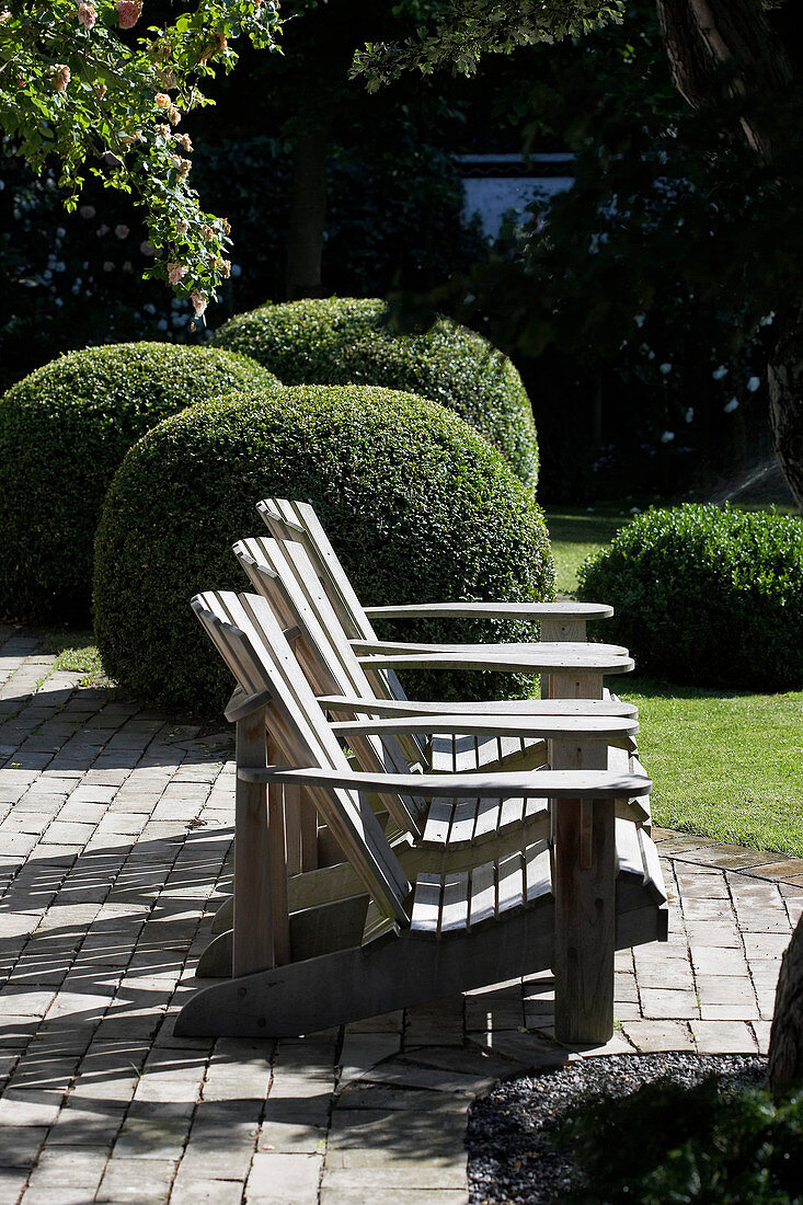 Zen-Garten mit Lounge-Sesseln und Buchs-Kugeln