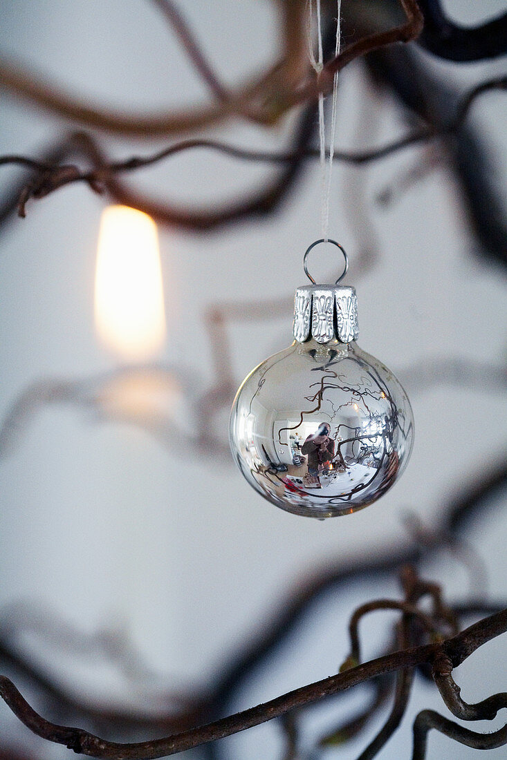 Silber-Weihnachtsbaumkugel am Zweig