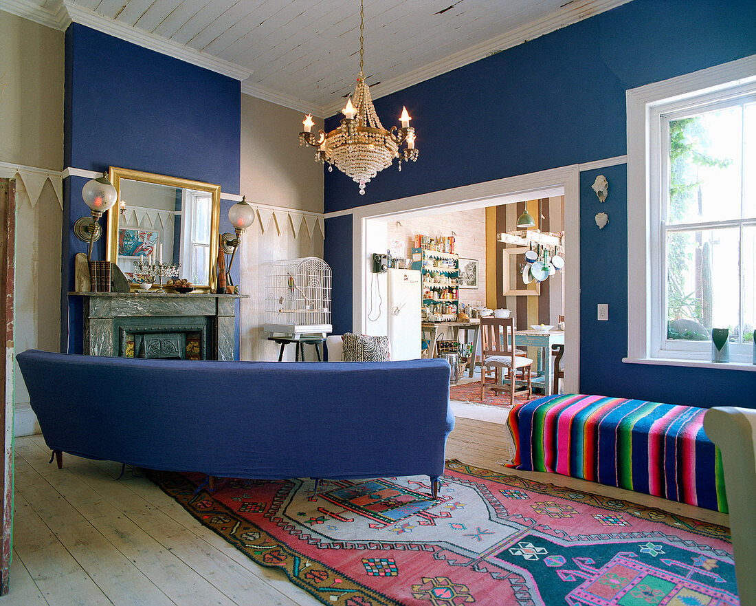 Blaue Couch im Wohnzimmer mit teilweise blauen Wänden