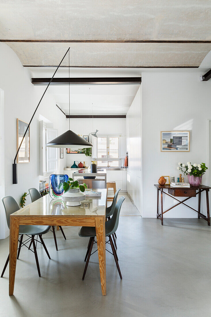 Dining table with classic chairs, pendant lamp above