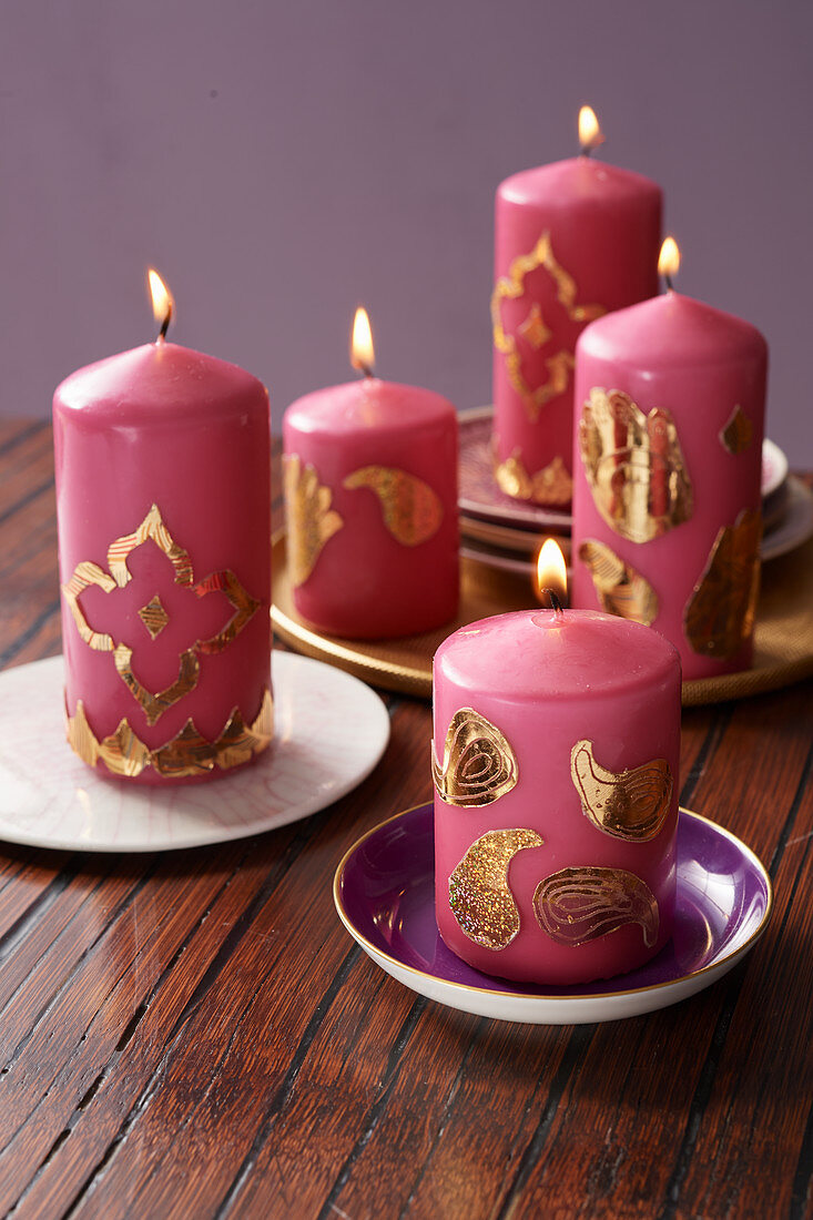 Indischer Kerzen-Schmuck mit Ornamenten aus goldenem Wachs