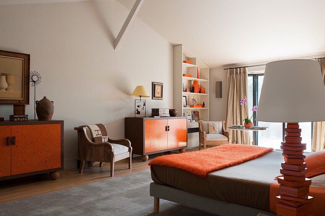 Schlafzimmer mit orangefarbenen Akzenten