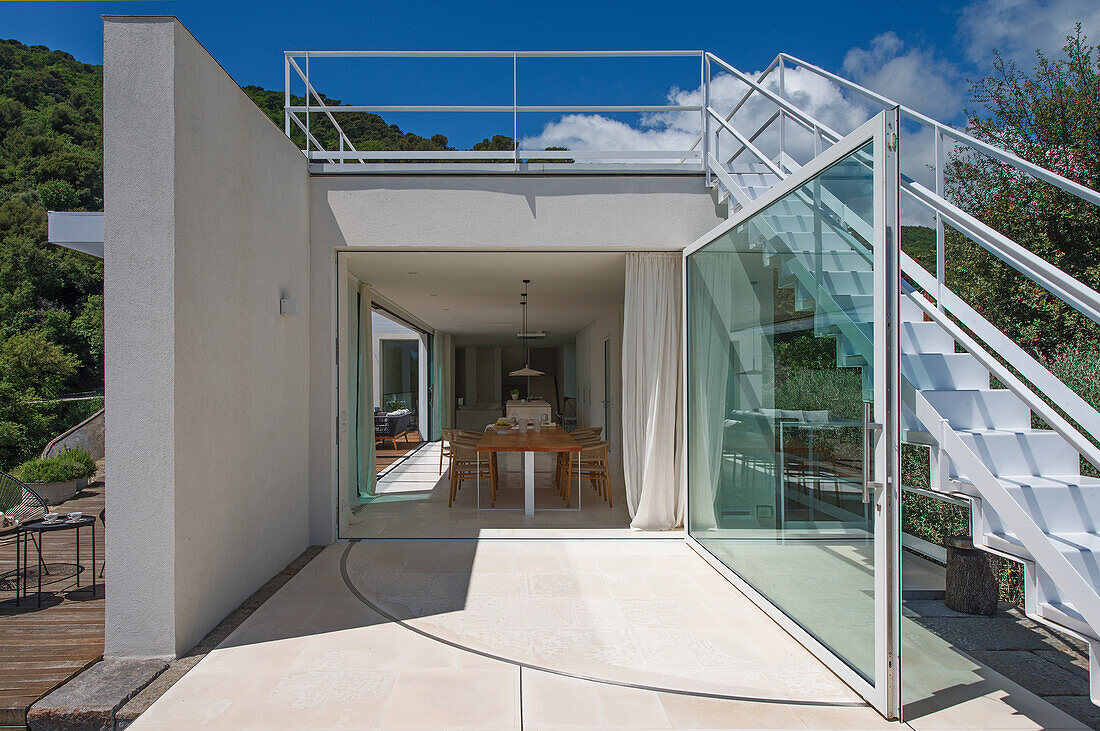 Moderne Villa mit Glaselement und Dachterrasse