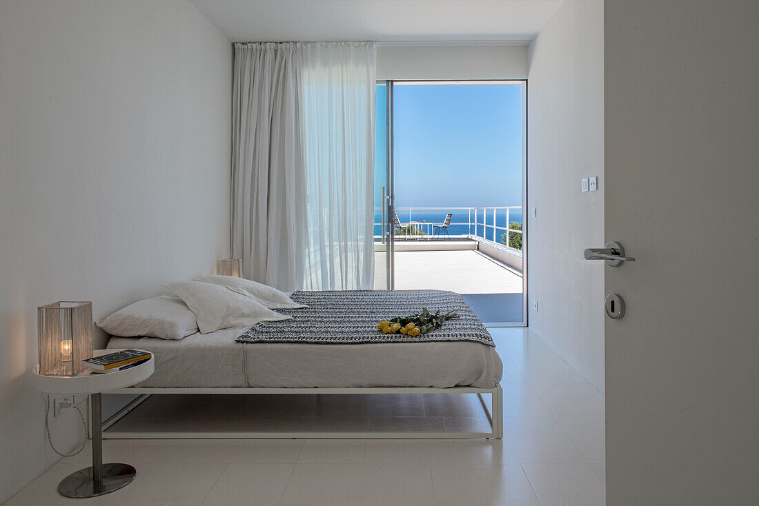Minimalist bedroom with access to roof terrace and sea view