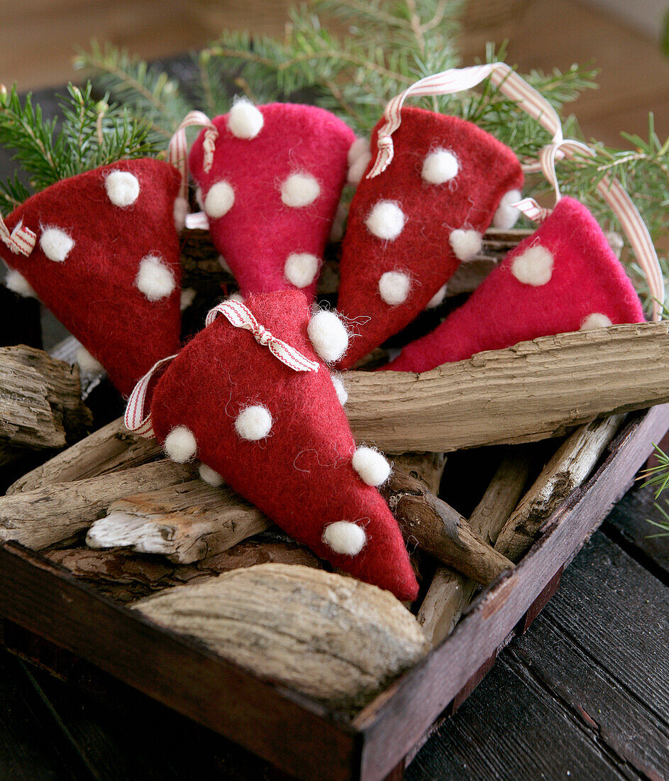 DIY-Tütchen aus Filz auf Treibholz