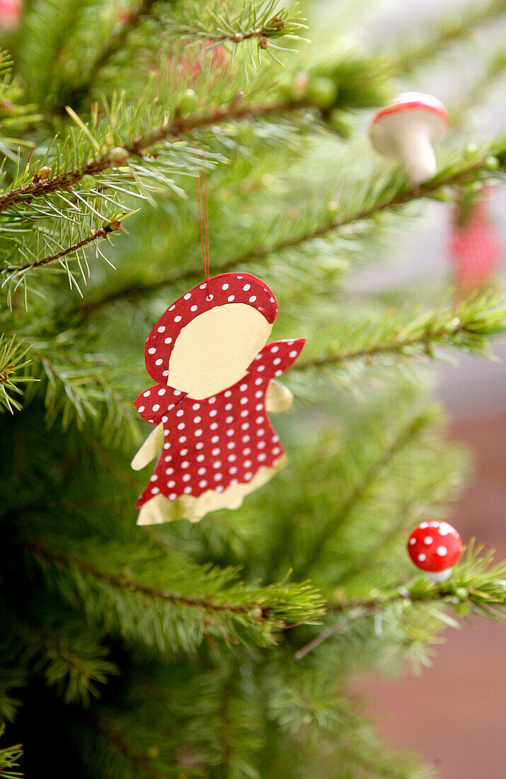 Weihnachtsbaum mit DIY-Papiernikolaus und kleinen Fliegenpilzen