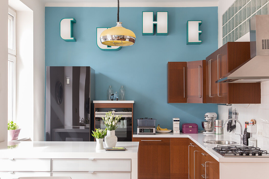 Frühstückstheke in offener Küche mit hellblauer Wand