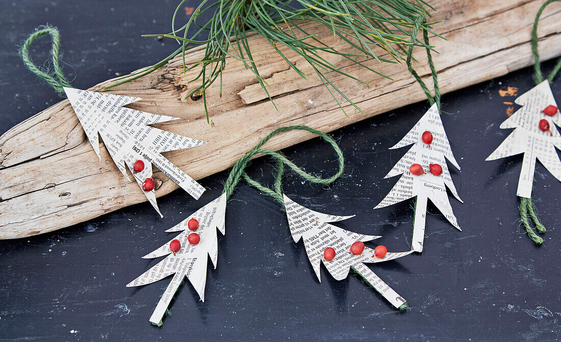 DIY-Weihnachtsgirlande mit Tannenbäumchen aus Zeitungspapier