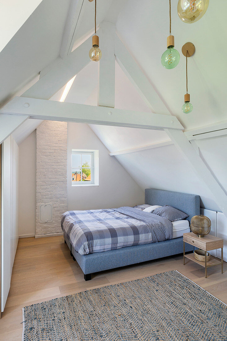 Schlafzimmer mit Doppelbett im Dachgeschoß