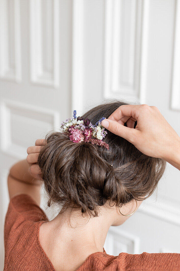 DIY hair comb with dried flowers