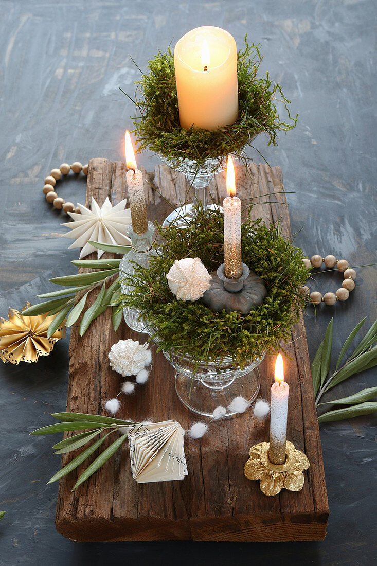 DIY Advent arrangement with real moss in a crystal glass