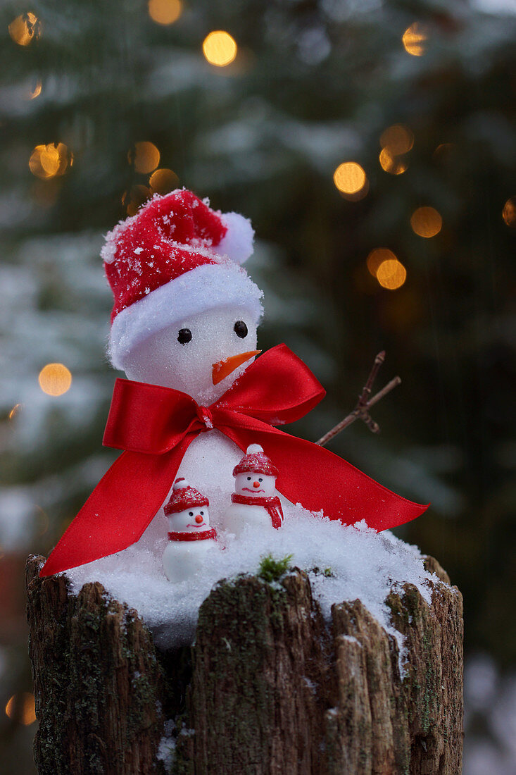 Weihnachtsdekoration mit kleinen Schneemännern