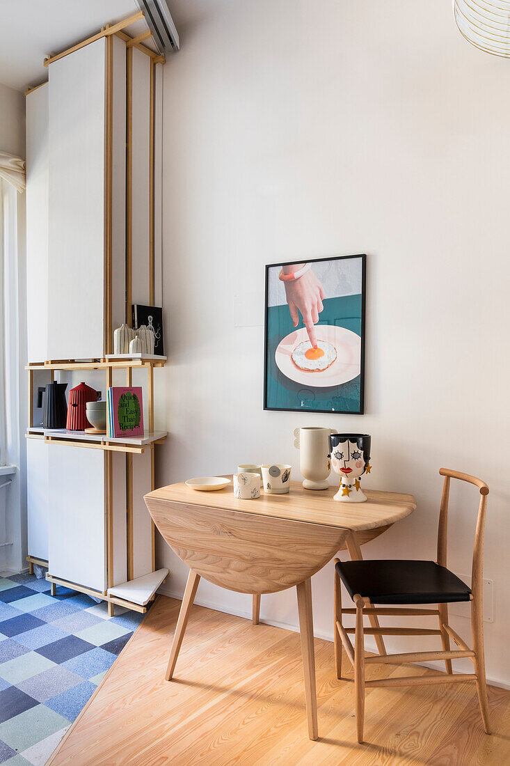 Ausklappbarer Esstisch mit Stuhl in offener Küche
