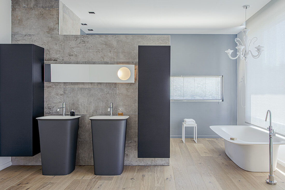 Großzügiges Badezimmer im italienischen Design