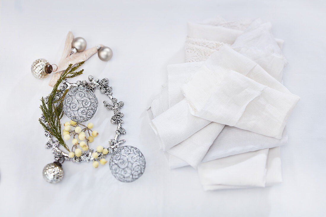 Weihnachtsdekoration in Silber und weiße Servietten