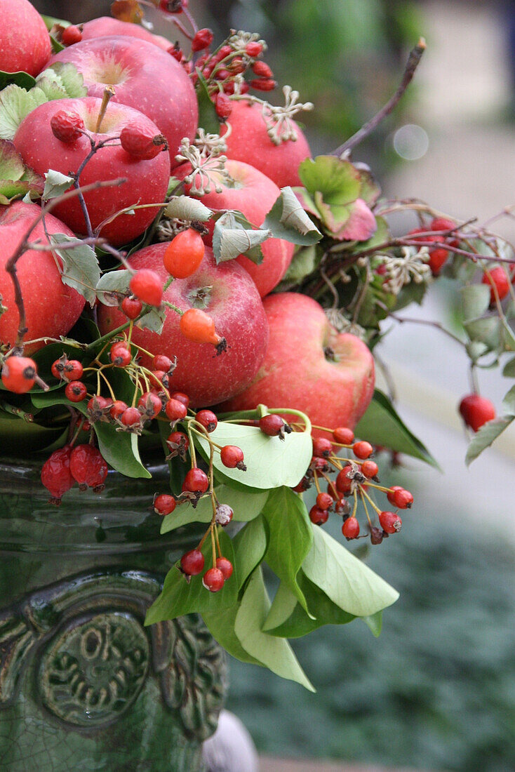 Herbstgesteck mit Äpfeln und Hagebutten