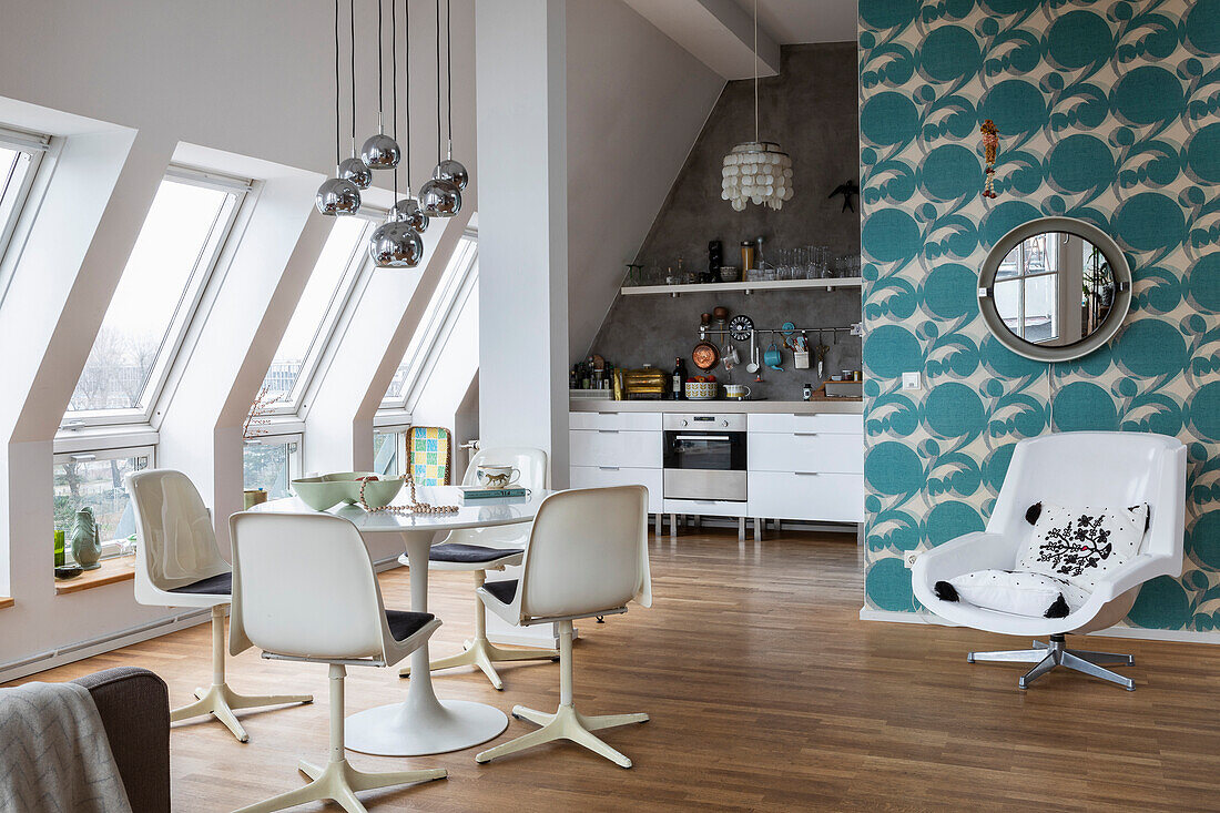 Klassiker Tisch mit Stühlen im offenem Wohnraum in einer Penthouse-Wohnung