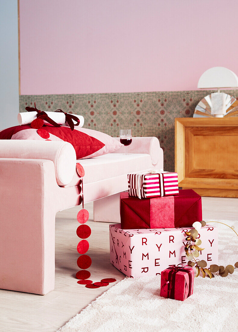 Rosa Tagesbett und verpackte Weihnachtsgeschenke