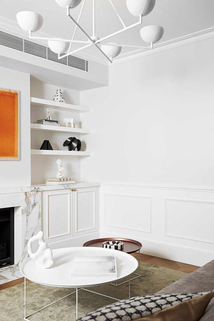 Coffeetable und maßgefertigte Regale im Wohnzimmer mit weißen Wänden