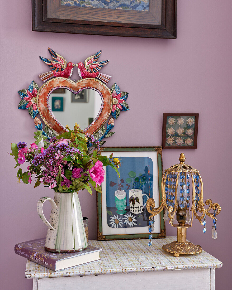 Vintage Nachttisch mit Blumen im Krug, Gemälde und Lampe