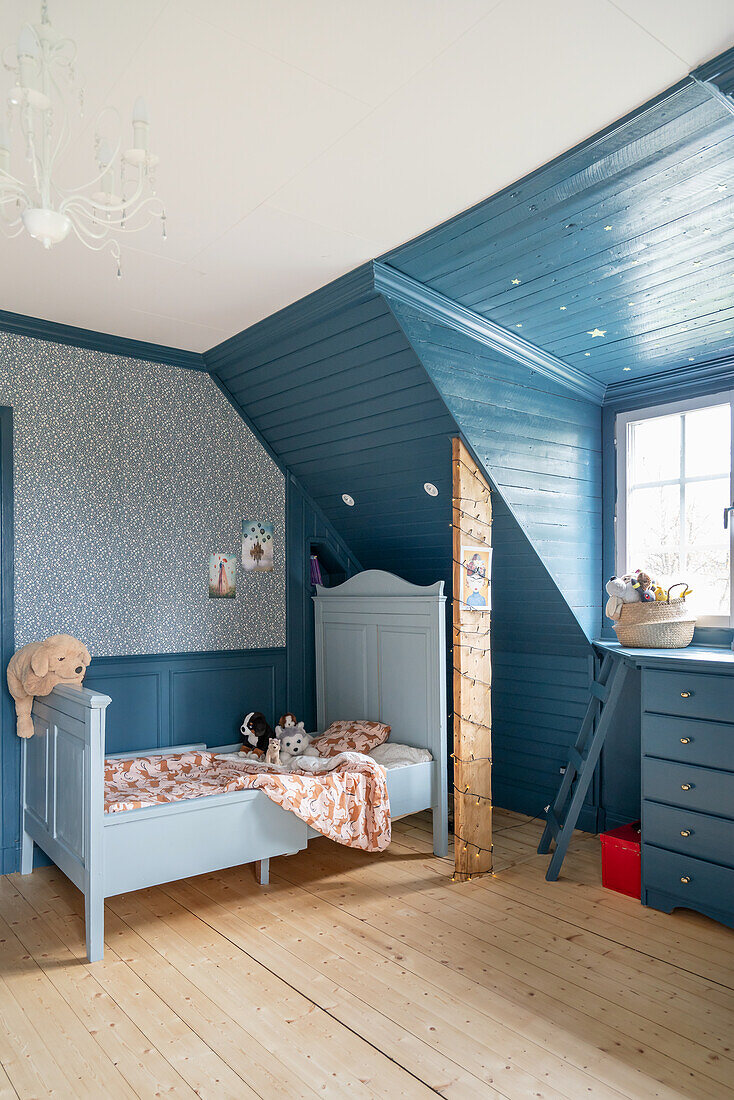 Mitwachsendes Bett unter der Schräge im Kinderzimmer in Blau