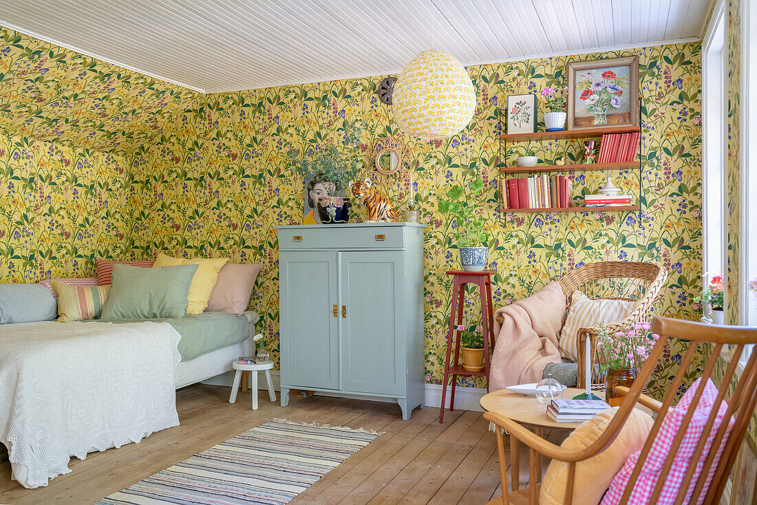 Nostalgisches Wohnzimmer mit Tagesbett und floraler Tapete