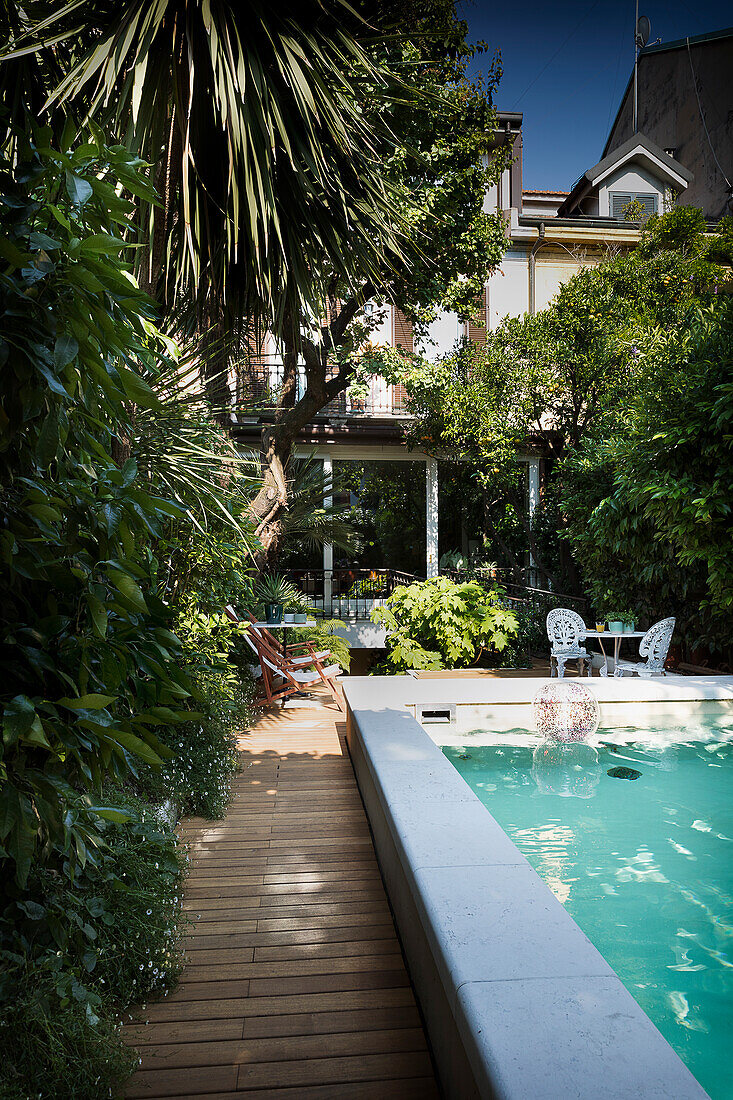 Schwimmbecken auf üppig bepflanzter Terrasse