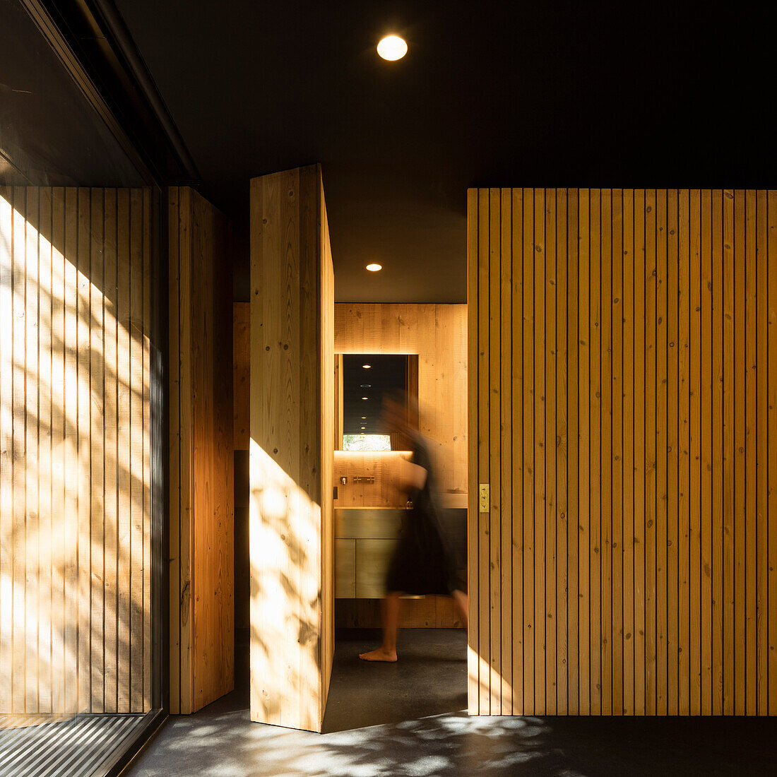 Badezimmer mit Holzverkleidung in einem Pavillion-Haus