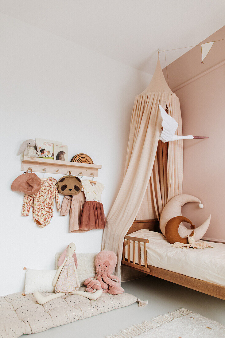 Mädchenzimmer mit Holzbett und Baldachin in Nude-Tönen