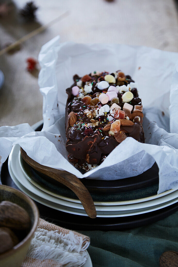 Selbstgemachter Schokoladenkuchen mit Nüssen und Streuseln auf Teller