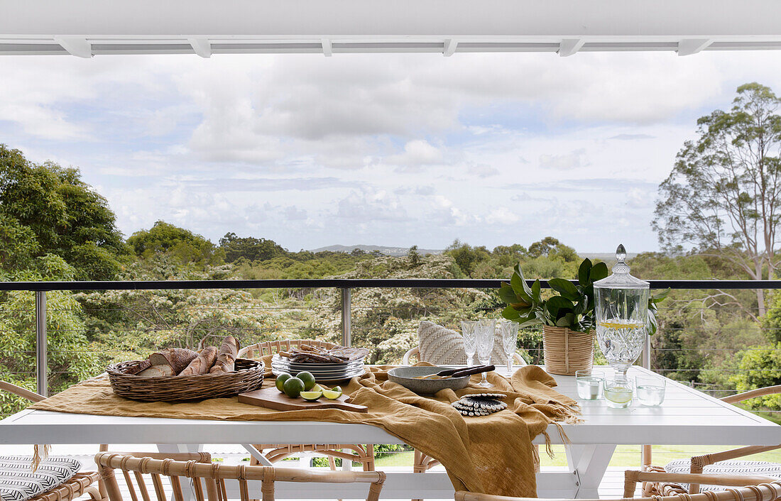 Esstisch auf überdachter Terrasse mit Landschaftsblick