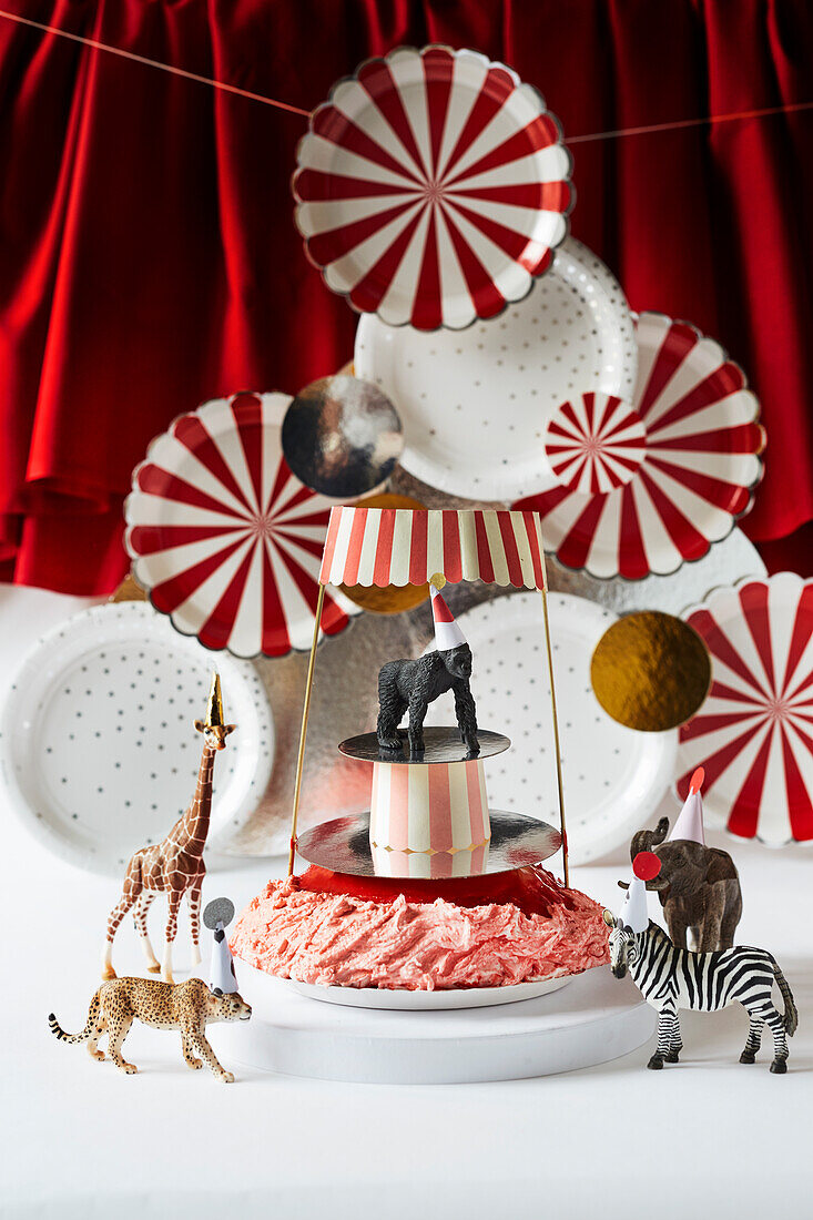 DIY-Zirkus - Aufmacher mit Tierfiguren und Papptellern